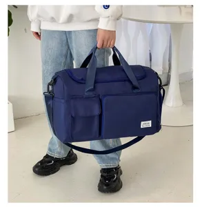 Detalle de la bolsa de viaje azul con múltiples bolsillos, asas resistentes y correa ajustable.
