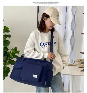 Primer plano detallado de una gran bolsa de viaje azul con múltiples bolsillos y correa.