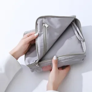 Bolsa de viaje plegable con bolsillos dobles, estuche organizador gris para un facil empaque.
