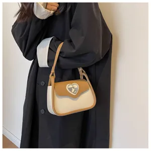 Borsa a tracolla chic da donna bicolore con chiusura a cuore metallica dettaglio borsa sella