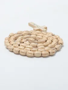 Houten kralen rozenkrans ketting met kruis hanger, religieuze sieraden detailweergave.