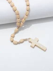 Gedetailleerde opname van houten kralen rozenkrans ketting met kruis hanger, sieraden.