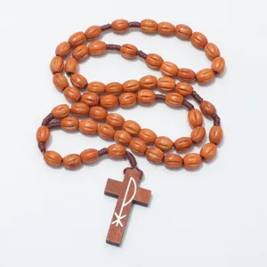 Houten rozenkrans ketting met ovale kralen en kruis hanger, handgemaakte religieuze sieraden.