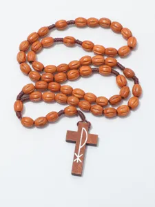 Houten rozenkrans ketting met gesneden ovale kralen en kruis hanger met heilige symbolen.