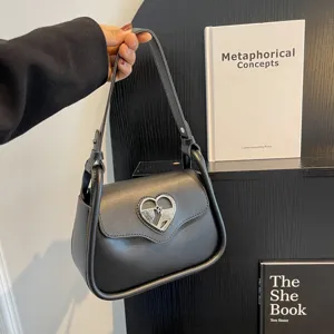 Borsa a tracolla nera chic da donna, design alla moda con fibbia in metallo a cuore, borsa versatile.