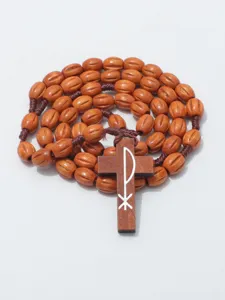 Gedetailleerd overzicht van de houten kraal rozenkrans ketting met kruis hanger.