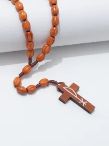 Houten kralen rozenkrans ketting met kruis hanger religieuze sieraden mooie detailweergave.