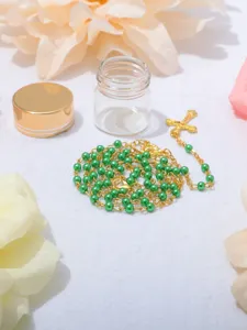 Collana rosario perle verdi con ciondolo croce in bottiglia di vetro, elegante gioiello religioso.