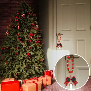 Decoratieve kerst houten kralen deurhanger met rode groene kralen en ruitstrik detail