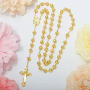 Collana rosario di moda dorata con perle di rosa da 10 mm e ciondolo crocefisso, vista dettagliata.