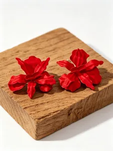 Opvallende rode metalen bloem oorringen voor vrouwen, statement sieraden, mode accessoire.