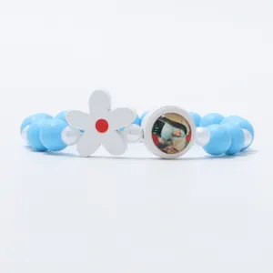Kinderen blauwe kralen armband met witte bloem en portret hanger, schattige elastische sieraden.
