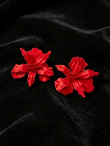 Opvallende grote rode bloem metalen oorbellen voor vrouwen, prachtig sieraad detail.