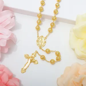 Collana rosario color oro con perline di rosa testurizzate e croce pendente.