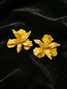 Overdreven grote gele bloem metalen oorbellen, chique gelakte bloemen sieraden detail.