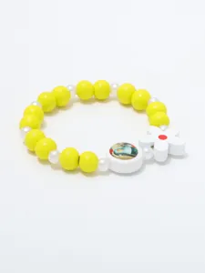 Detailopname van de kleurrijke kralenarmband met gele houten kralen en een schattige bloemhang.