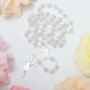Dettaglio della collana con rosario argento, crocifisso vintage con perline di rosa 10mm.