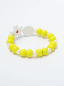 Gele houten kraal detail armband met witte parel afstandhouders en schattige bloem hanger.