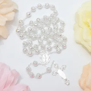 Collana rosario vintage argentata con perline floreali, medaglia centrale e crocefisso dettagliato.