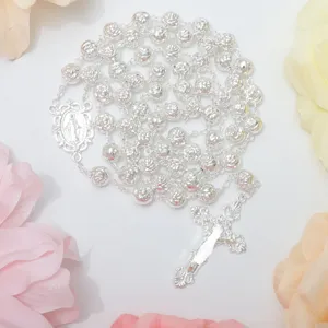Collana con rosario vintage in perle argentate con ciondolo a croce e perle di rosa.
