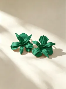 Donkergroene grote metalen bloem oorbellen, statement bloemen sieraden voor vrouwen mode.