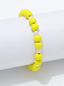 Gele houten kraaltjes en witte parels armband detailfoto, fris dagelijks accessoire.
