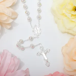 Collana rosario in argento vintage con perline di rosa e crocifisso, elegante gioiello.