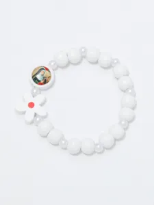 Witte houten kralen stretch armband met bloem hangertje en heilige medaille voor kinderen.