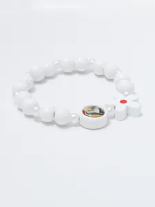 Kinderen wit houten kralen armband met schattige bloem hanger en grafische ronde bedel.