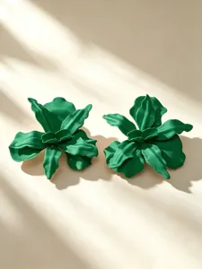 Chique grote groene metalen bloem oorbellen, stijlvolle statement bloem sieraden voor dames.
