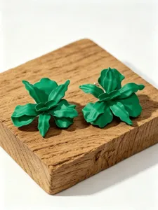 Prachtige groene metalen bloemoorbellen, stijlvol mat afgewerkt design voor dames.