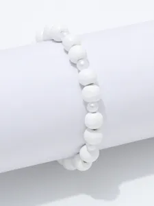 Detailweergave met de fijne textuur en het elegante ontwerp van de witte kralenarmband.