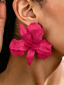 Detailopname van grote bloem oorknopjes in felroze gelakt metaal voor stijlvolle dames.