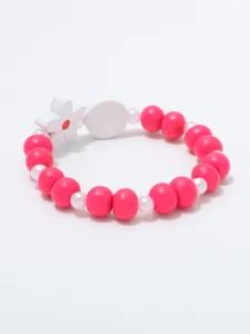 Gedetailleerd overzicht van kleurrijke houten kralenarmband met bloemhanger voor kinderen.