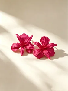 Modieuze overdreven grote bloem dames oorbellen lakmetaal roze sieraden detailweergave