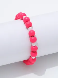 Roze en witte kralen armband detailweergave, kleurrijke elastische sieraden accessoire, close-up.