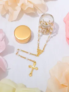 Collana rosario perle colore oro con ciondolo croce, dettaglio gioielli religiosi battesimo