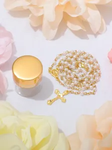 Collana rosario di perle con ciondolo croce dorata in barattolo, elegante dono religioso.