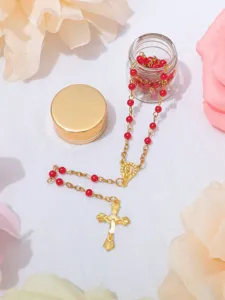 Collana rosario battesimo in perle 4mm con croce dorata e perle rosse, elegante dettaglio.