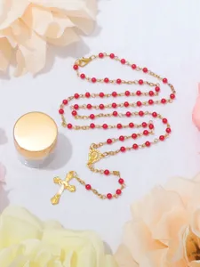 Primo piano della collana rosario battesimo con perle rosse 4mm e ciondolo croce in lega dettagli.