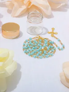 Dettaglio della collana con rosario di battesimo in perle da 4mm con ciondolo a croce