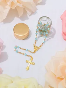 Primo piano dettagliato della collana rosario religiosa dorata con perle blu e barattolo.