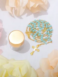 Collana rosario perle blu con ciondolo croce d'oro e set in bottiglia per preghiera religiosa.