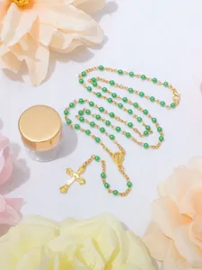 Collana rosario perle verdi con ciondolo croce in lega dorata e set in bottiglia per preghiera.