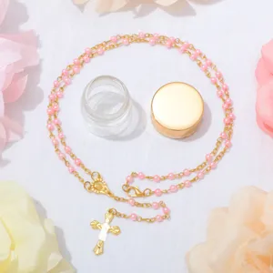Collana rosario di perle rosa con ciondolo a croce gioiello religioso vista dettagliata.