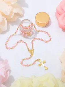 Elegante collana rosario di perle rosa con ciondolo a croce in lega dorata e perline.