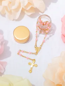 Collana con rosario di perle rosa con ciondolo a croce e barattolo di vetro portatile.