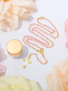 Collana rosario di perle rosa con ciondolo croce in lega dorata e bellissima decorazione.