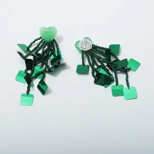 Handgemaakte groene kralen oorbellen met glinsterende hart top en vierkante Pailletten details.