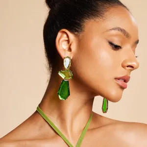 Meervoudige geometrische groene oorbellen, trendy Europese en Amerikaanse stijl sieraden detail.